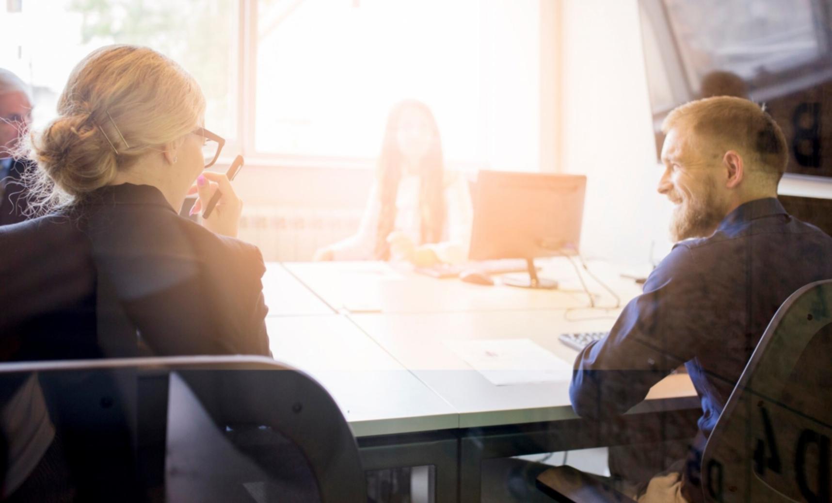 Gruppe von Finanzexperten bei einer kollaborativen Lernsession